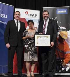 Neil Killoh (left) and Regional QHSE Manager Ichu Rebullo (centre), receiving the IFAP/CGU 2013 Safe Way Gold Achiever